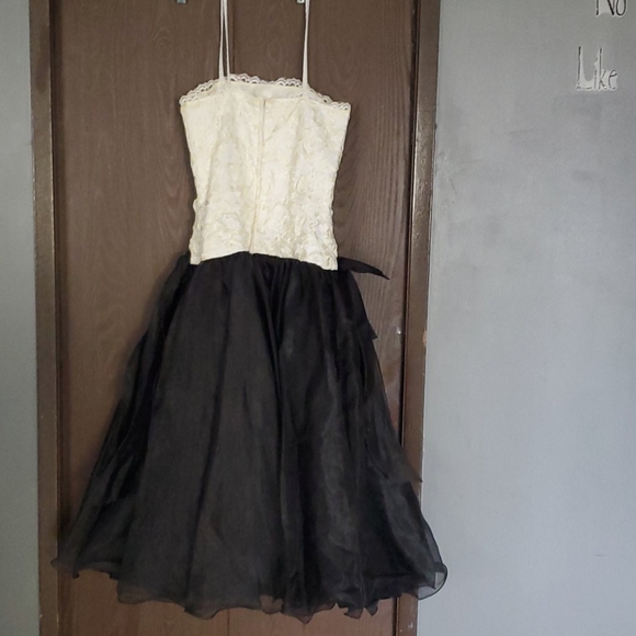 Beautiful dress - Picture 3 of 3